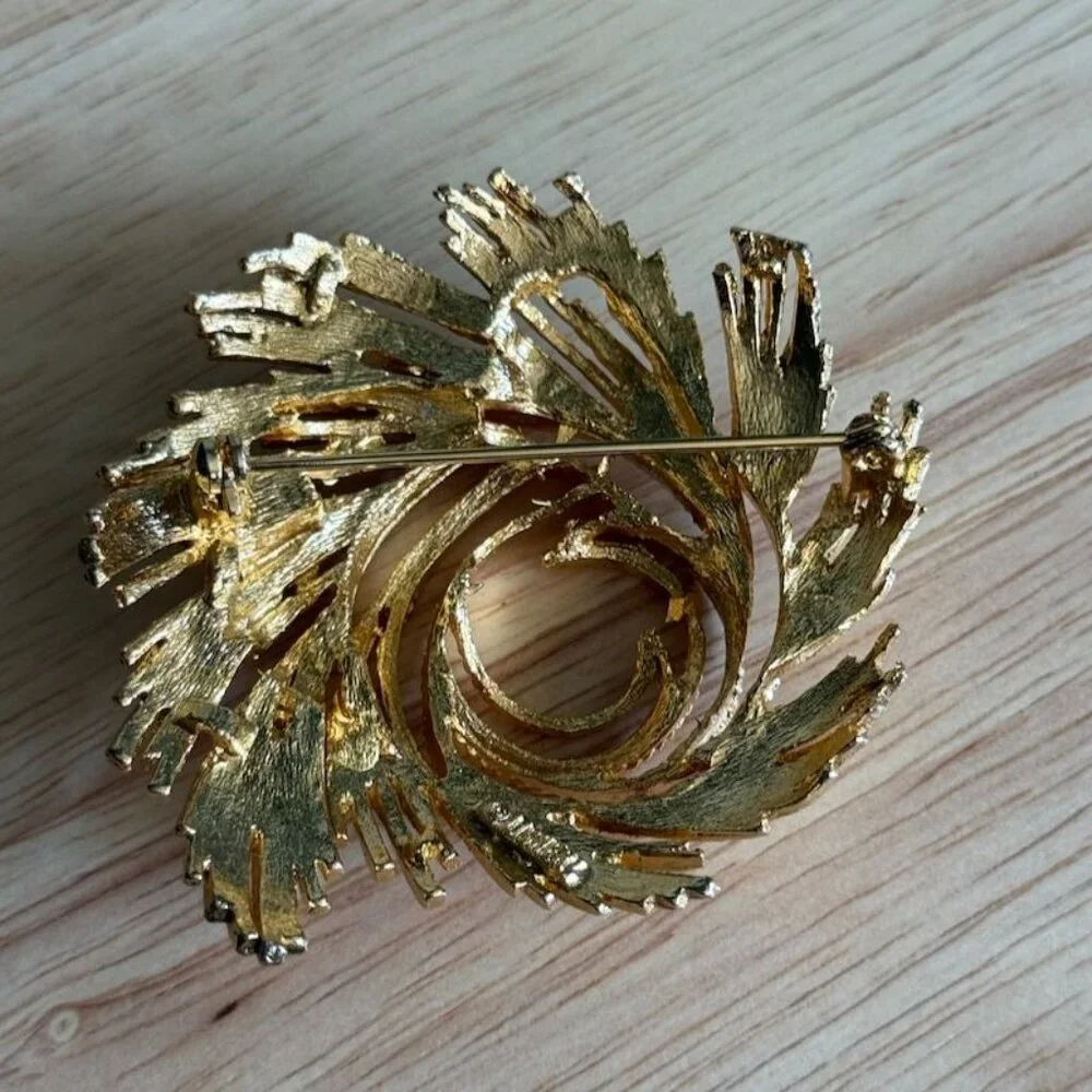Vintage Lisner Swirl Brooch Gold Tone Textured & Brushed - Picture 4 of 8